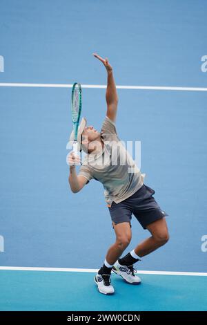 Miami Gardens, Florida, USA. März 2024. Denis Shapovalov (Kanada) spielt gegen Luciano Darderi (Italien) in der ersten Runde der menÃs Singles beim Tennis-Turnier der Miami Open. Shapovalov gewann das Spiel mit 3:6, 7:6, 6:4. (Kreditbild: © Richard Dole/ZUMA Press Wire) NUR REDAKTIONELLE VERWENDUNG! Nicht für kommerzielle ZWECKE! Stockfoto