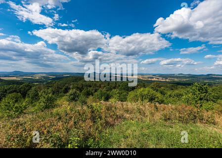 Wunderschöne sanfte Landschaft mit einer Mischung aus Feldern, Wiesen und kleineren Hügeln - Ceska lipa Region vom Nedvezi Hügel in der Nähe von Duba Stadt in Tschechien Stockfoto