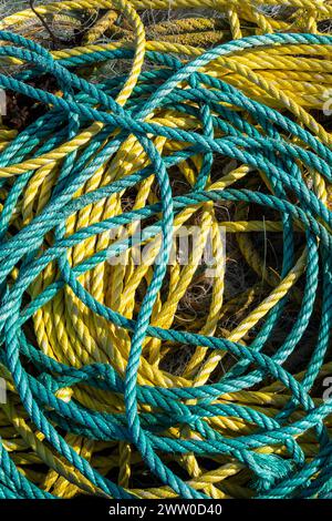 Spulen aus gelbem und grünem Nylon-Polypropylenseil für die kommerzielle Fischerei im Newquay Harbour Harbor in Cornwall im Vereinigten Königreich. Stockfoto