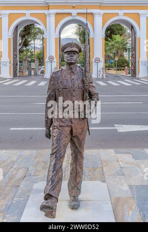 Spaniens erstes Denkmal für die spanische Marine, auf der Plaza del Rey in der Stadt Cartagena. Eine lebensgroße Bronzestatue, die in einem langsamen Tempo pariert, Murcia. Stockfoto