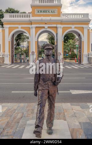 Spaniens erstes Denkmal für die spanische Marine, auf der Plaza del Rey in der Stadt Cartagena. Eine lebensgroße Bronzestatue, die in einem langsamen Tempo pariert, Murcia. Stockfoto