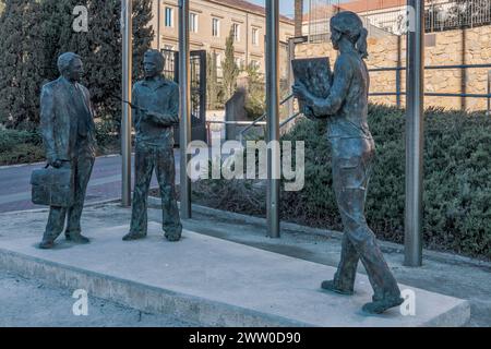 Studentenskulptur auf der San Diego Straße mit dem Campus Talentum im Hintergrund in der Stadt Cartagena, Region Murcia, Spanien, Europa. Stockfoto