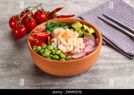 Hawaian Cuisine – Poke mit Cocktailgarnelen und Avocado Stockfoto