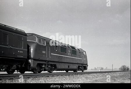 1960er Jahre, historisch, Diesellokomotive der British Railways, D842, auf Schiene, England, Vereinigtes Königreich, Zugschlitten W21153. Die 1960 von Nordbriten gebaute dieselbetriebene Lokomotive Typ 4 war bis 1971 im Einsatz. Stockfoto