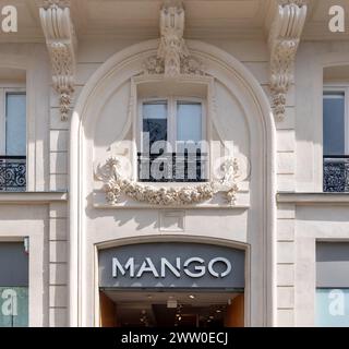 Paris, Frankreich - 03 20 2024 : Fassade des Fertigwarengeschäfts der Marke Mango Stockfoto