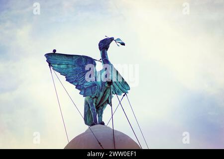 Blick auf das Liver Building, Liver Birds und das erste britische Betongebäude Stockfoto