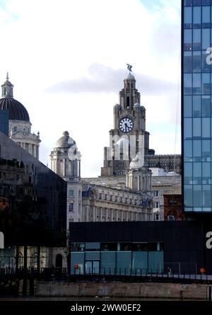 Blick auf das Liver Building, Liver Birds und das erste britische Betongebäude Stockfoto