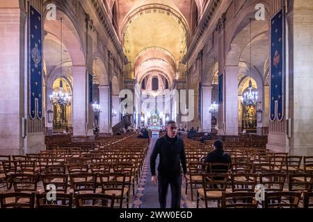 Besucher erkunden in Ruhe das große Kirchenschiff der Kirche Saint-Nicolas-du-Chardonnet. Stockfoto
