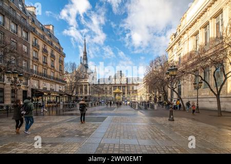 Die Lutece Street mit Blick auf die Sainte Chapelle und den Palais de Justice auf der Île de la Cité ist von Sonnenlicht umgeben. Stockfoto