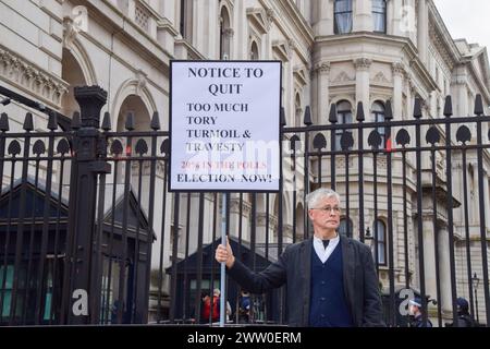 London, Großbritannien. März 2024. Ein Demonstrant steht vor der Downing Street. Anti-Tory-Aktivisten inszenierten ihren wöchentlichen Protest, als Rishi Sunak sich mit PMQs konfrontiert sah. Quelle: Vuk Valcic/Alamy Live News Stockfoto