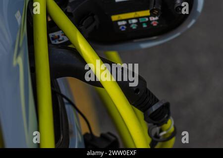 Elektrische Kfz-, Ricarica-, Kabel- und Stromversorgungstür. Die Energiewende erhöht Anreize für Elektroautos, den Ölverbrauch zu senken. Stockfoto