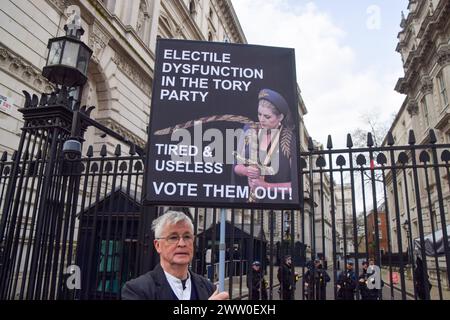 London, Großbritannien. März 2024. Ein Demonstrant steht vor der Downing Street. Anti-Tory-Aktivisten inszenierten ihren wöchentlichen Protest, als Rishi Sunak sich mit PMQs konfrontiert sah. Quelle: Vuk Valcic/Alamy Live News Stockfoto