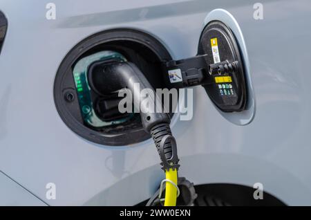 Elektrische Kfz-, Ricarica-, Kabel- und Stromversorgungstür. Die Energiewende erhöht Anreize für Elektroautos, den Ölverbrauch zu senken. Stockfoto