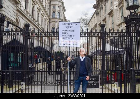 London, Großbritannien. März 2024. Ein Demonstrant steht vor der Downing Street. Anti-Tory-Aktivisten inszenierten ihren wöchentlichen Protest, als Rishi Sunak sich mit PMQs konfrontiert sah. Quelle: Vuk Valcic/Alamy Live News Stockfoto