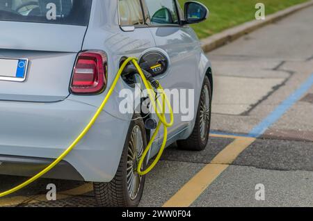 Elektrische Kfz-, Ricarica-, Kabel- und Stromversorgungstür. Die Energiewende erhöht Anreize für Elektroautos, den Ölverbrauch zu senken. Stockfoto