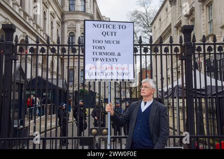 London, Großbritannien. März 2024. Ein Demonstrant steht vor der Downing Street. Anti-Tory-Aktivisten inszenierten ihren wöchentlichen Protest, als Rishi Sunak sich mit PMQs konfrontiert sah. Quelle: Vuk Valcic/Alamy Live News Stockfoto