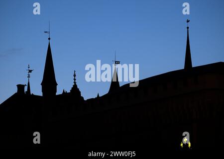 Wunderschöne Silhouetten von Dächern und Türmen der Altstadt von Riga in der Dämmerung Stockfoto