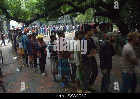 Dhaka, Bangladesch. März 2024. Die Leute stehen an, um kostenloses Essen zu sammeln, um während des Ramadan an der Universität Dhaka ihr Fasten zu brechen. (Kreditbild: © MD Mehedi Hasan/ZUMA Press Wire) NUR REDAKTIONELLE VERWENDUNG! Nicht für kommerzielle ZWECKE! Stockfoto