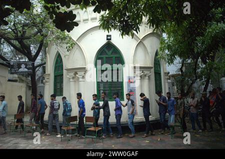 Dhaka, Bangladesch. März 2024. Die Leute stehen an, um kostenloses Essen zu sammeln, um während des Ramadan an der Universität Dhaka ihr Fasten zu brechen. (Kreditbild: © MD Mehedi Hasan/ZUMA Press Wire) NUR REDAKTIONELLE VERWENDUNG! Nicht für kommerzielle ZWECKE! Stockfoto