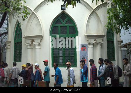 Dhaka, Bangladesch. März 2024. Die Leute stehen an, um kostenloses Essen zu sammeln, um während des Ramadan an der Universität Dhaka ihr Fasten zu brechen. (Kreditbild: © MD Mehedi Hasan/ZUMA Press Wire) NUR REDAKTIONELLE VERWENDUNG! Nicht für kommerzielle ZWECKE! Stockfoto