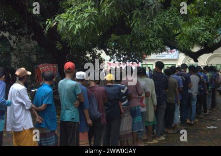 Dhaka, Bangladesch. März 2024. Die Leute stehen an, um kostenloses Essen zu sammeln, um während des Ramadan an der Universität Dhaka ihr Fasten zu brechen. (Kreditbild: © MD Mehedi Hasan/ZUMA Press Wire) NUR REDAKTIONELLE VERWENDUNG! Nicht für kommerzielle ZWECKE! Stockfoto