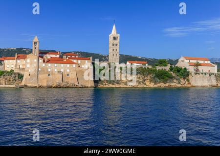 Blick vom Boot über die Altstadt von Rab, historische vier Kirchtürme, Symbol der Stadt Kroatien Stockfoto