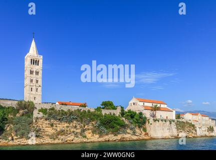 Blick vom Boot über die Altstadt von Rab, historische vier Kirchtürme, Symbol der Stadt Kroatien Stockfoto