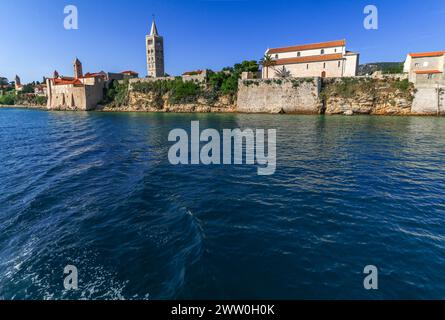 Blick vom Boot über die Altstadt von Rab, historische vier Kirchtürme, Symbol der Stadt Kroatien Stockfoto