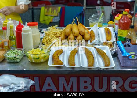 Würstchen, Spieße, Kartoffeln, Kochbananen, Fast Food an einem Stand auf einer mexikanischen Messe. Stockfoto