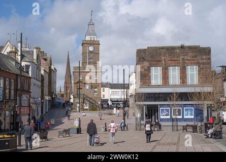 Blick auf das Midsteeple und das alte Burton-Gebäude in der High Street des Stadtzentrums von Dumfries in Schottland, einem Gebiet, das für Restaurierungsarbeiten bestimmt ist. Stockfoto