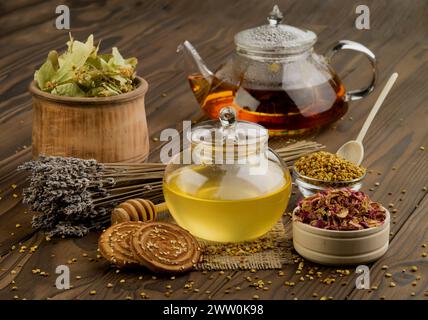 Teekanne auf einem braunen Tisch Stockfoto