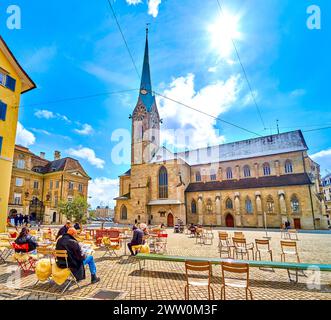ZÜRICH, SCHWEIZ - 3. APRIL 2022: Münsterhof Platz mit atemberaubender Fraumunster Kirche, am 3. April in Zürich, Schweiz Stockfoto