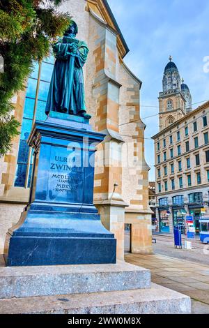 ZÜRICH, SCHWEIZ - 3. APRIL 2022: Das Denkmal für Ulrich Zwingli und die Wasserkirche auf der Limmatquai Eabankment, am 3. April in Zürich, Schweiz Stockfoto