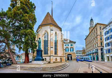 ZÜRICH, SCHWEIZ - 3. APRIL 2022: Wasserkirche mit Denkmal für Ulrich Zwingli auf der Limmatquai Eabankment, am 3. April in Zürich, Schweiz Stockfoto