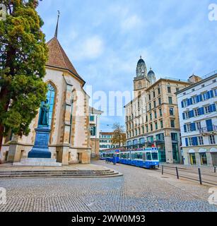 ZÜRICH, SCHWEIZ - 3. APRIL 2022: Wasserkirche mit Denkmal für Ulrich Zwingli auf der Limmatquai Eabankment, am 3. April in Zürich, Schweiz Stockfoto