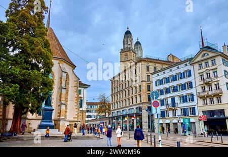 ZÜRICH, SCHWEIZ - 3. APRIL 2022: Wasserkirche mit Denkmal für Ulrich Zwingli auf der Limmatquai Eabankment, am 3. April in Zürich, Schweiz Stockfoto