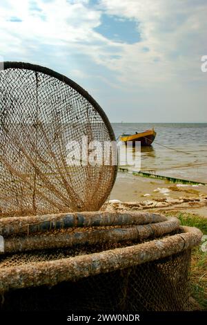 Traditionelle Fischernetze trocknen bei Sonnenuntergang am Ufer des Sees, Polen, Jastarnia Stockfoto