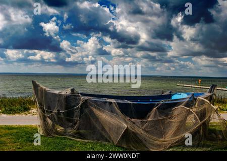 Traditionelle Fischernetze trocknen bei Sonnenuntergang am Ufer des Sees, Polen, Jastarnia Stockfoto