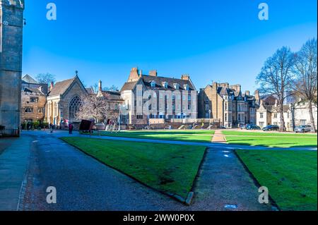 Ein Blick über den Domplatz in Peterborough, Großbritannien an einem hellen sonnigen Tag Stockfoto