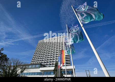 Mecklenburg Vorpommern wartet auf die Gäste 20.03.2024. Warnemünde, Mecklenburg-Vorpommern. Blick auf das Hotel Neptun an der Prächtigen Strandpromenade am Ostseestrand von Warnemünde. Das Ostseebad Warnemünde hat sich auf den Saisonstart vorbereitet, strahlend blauer Himmel und Sonnenschein locken jetzt schon die ersten Gäste an die Ostsee. Pünktlich zu Ostern geht dann die Saison in ganz Mecklenburg-Vorpommern so richtig los. *** Mecklenburg-Vorpommern erwartet Gäste 20 03 2024 Warnemünde, Mecklenburg-Vorpommern Blick auf das Hotel Neptun an der herrlichen Strandpromenade an der Ostsee b Stockfoto