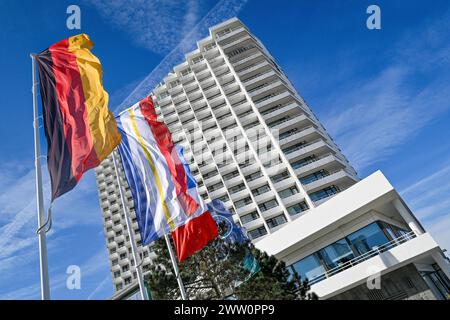 Mecklenburg Vorpommern wartet auf die Gäste 20.03.2024. Warnemünde, Mecklenburg-Vorpommern. Blick auf das Hotel Neptun an der Prächtigen Strandpromenade am Ostseestrand von Warnemünde. Das Ostseebad Warnemünde hat sich auf den Saisonstart vorbereitet, strahlend blauer Himmel und Sonnenschein locken jetzt schon die ersten Gäste an die Ostsee. Pünktlich zu Ostern geht dann die Saison in ganz Mecklenburg-Vorpommern so richtig los. *** Mecklenburg-Vorpommern erwartet Gäste 20 03 2024 Warnemünde, Mecklenburg-Vorpommern Blick auf das Hotel Neptun an der herrlichen Strandpromenade an der Ostsee b Stockfoto