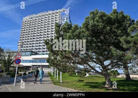 Mecklenburg Vorpommern wartet auf die Gäste 20.03.2024. Warnemünde, Mecklenburg-Vorpommern. Blick auf das Hotel Neptun an der Prächtigen Strandpromenade am Ostseestrand von Warnemünde. Das Ostseebad Warnemünde hat sich auf den Saisonstart vorbereitet, strahlend blauer Himmel und Sonnenschein locken jetzt schon die ersten Gäste an die Ostsee. Pünktlich zu Ostern geht dann die Saison in ganz Mecklenburg-Vorpommern so richtig los. *** Mecklenburg-Vorpommern erwartet Gäste 20 03 2024 Warnemünde, Mecklenburg-Vorpommern Blick auf das Hotel Neptun an der herrlichen Strandpromenade an der Ostsee b Stockfoto