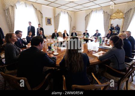 Kranj, Slowenien. März 2024. Der slowenische Präsident Nataša Pirc Musar und der polnische Präsident Andrzej Duda führen mit ihren Delegationen bilaterale Gespräche im Schloss Brdo bei Kranj. Der polnische Präsident Andrzej Duda besuchte Slowenien zu einem zweitägigen offiziellen Besuch, traf die slowenischen Staatsoberhäupter, nahm an den Skisprungfinalen der FIS in Planica Teil und stellte in Kranj eine Statue des polnischen Dichters Adam Mickiewicz vor. (Foto: Luka Dakskobler/SOPA Images/SIPA USA) Credit: SIPA USA/Alamy Live News Stockfoto