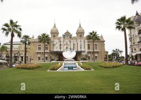 Monte Carlo Casino, Monaco, zeigt die Spiegelkugel und das Wasserspiel mit Brunnen Stockfoto