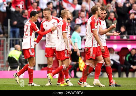 München, Deutschland. März 2024. firo: 09.03.2024, Fußball, 1. Liga, 1. Bundesliga, Saison 2023/2024, 25. Spieltag FC Bayern München - 1.FSV FSV Mainz 05 8:1, Jamal Musiala, Matthijs de Ligt, Konrad Laimer, Harry Kane, Leon Goretzka, FC Bayern München, Bayern, FCB, München, die ganze Figur, Geste, Jubel, Credit: dpa/Alamy Live News Stockfoto