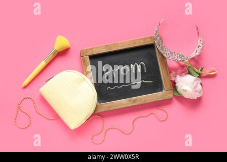 Kreidetafel mit TEXTBALL, weiblichem Diadem und Kosmetiktasche auf rosa Hintergrund Stockfoto