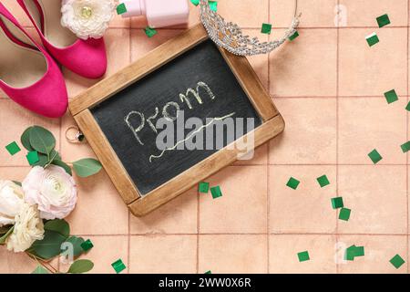 Kreidetafel mit TEXTBALL, weiblichem Diadem und Blumen auf beigefarbenem Hintergrund Stockfoto