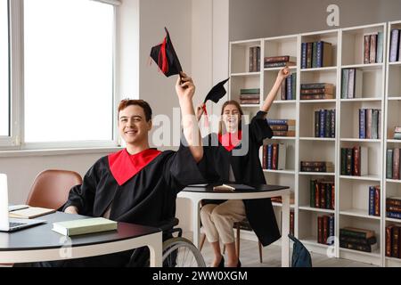 Glücklicher männlicher Absolvent im Rollstuhl mit Klassenkamerad an der Universität Stockfoto