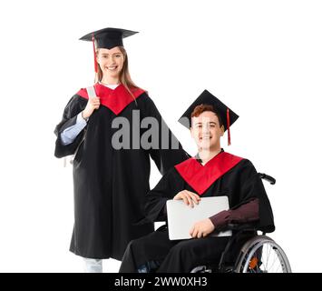Männlicher Absolvent im Rollstuhl mit Laptop und Klassenkamerad auf weißem Hintergrund Stockfoto