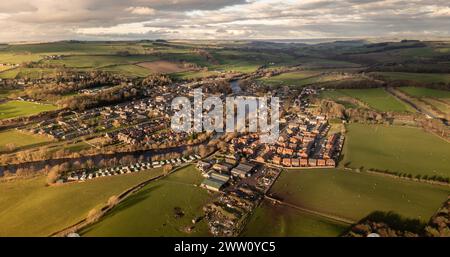 Eine Panoramalandschaft des Dorfes Haydon Bridge im Northumberland National Park mit dem Fluss Tyne Stockfoto